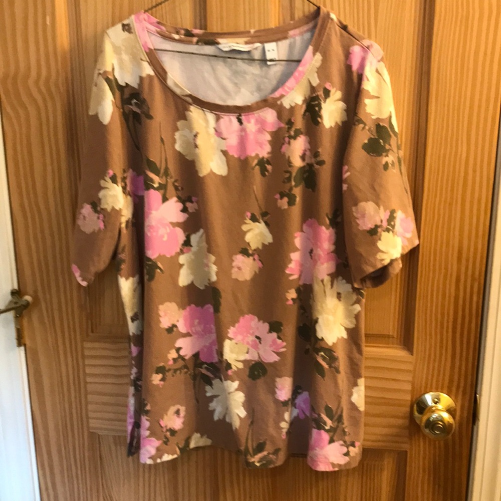 Isaac Mizrahi floral short sleeve top